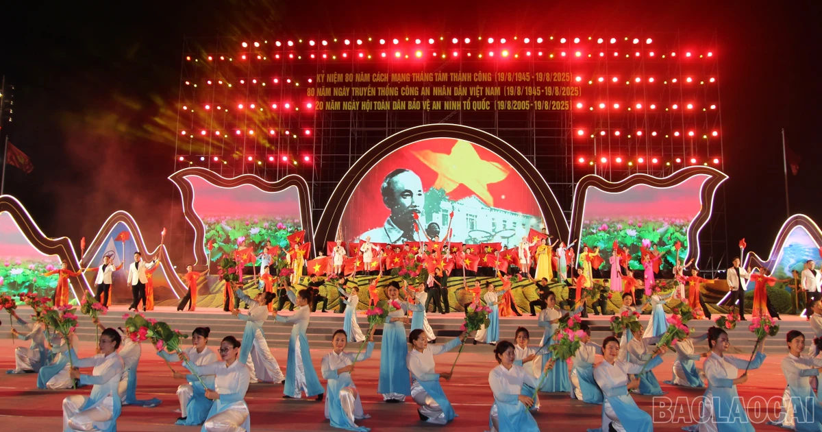 Hàng ngàn người dân đón xem Chương trình nghệ thuật đặc biệt “Bản hùng ca cách mạng”
