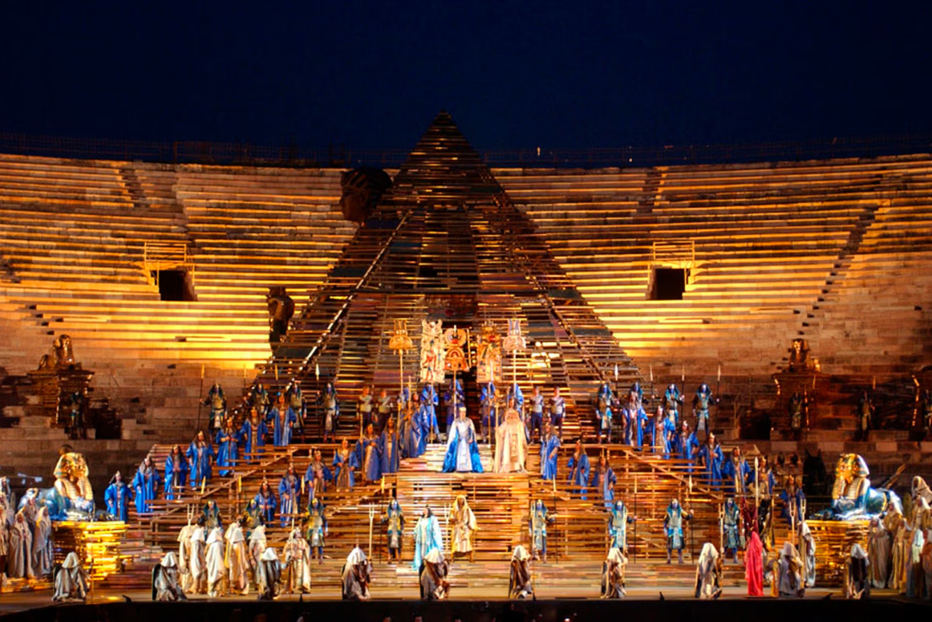 Thưởng thức Opera ngoài trời tại Verona Arena: Trải nghiệm nghệ thuật đỉnh cao giữa di sản lịch sử