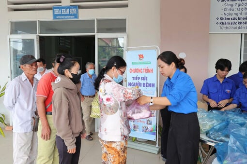 Những suất cơm nghĩa tình