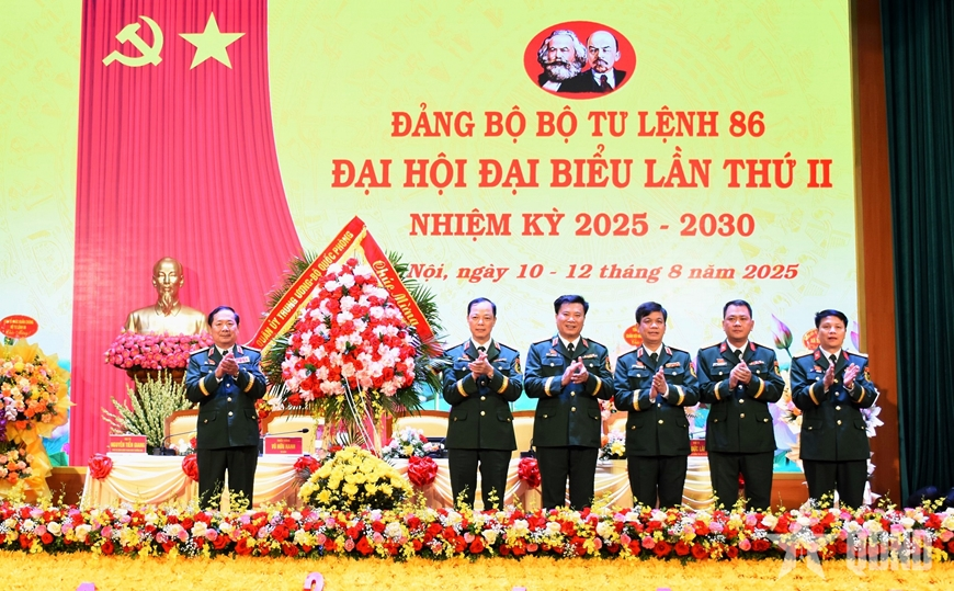 Senior Lieutenant General Le Huy Vinh attended and directed the Congress of Party Delegates of the 86th Command.