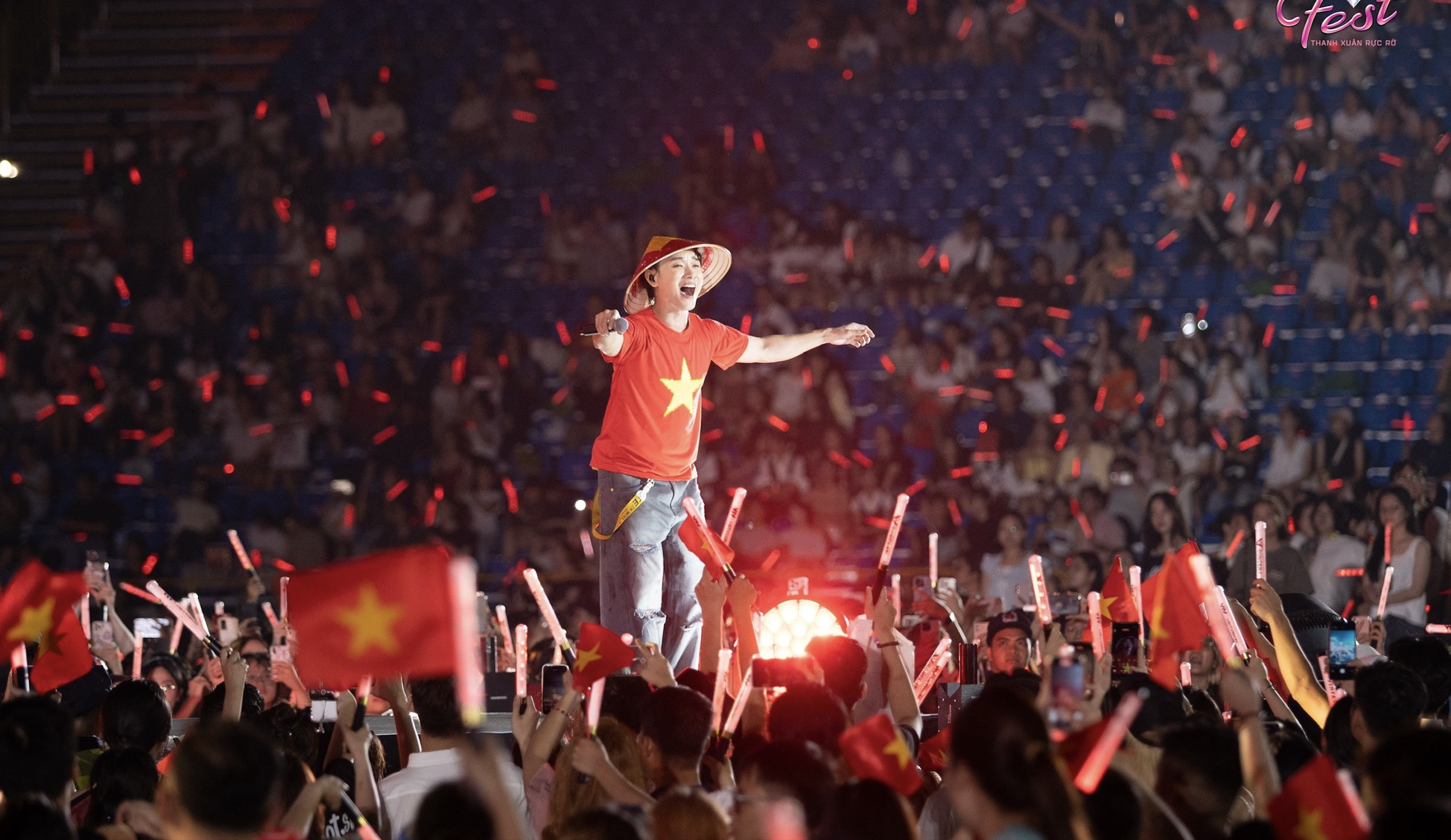 V Fest - Thanh xuân rực rỡ: Khán giả bùng nổ cảm xúc, các nghệ sĩ choáng ngợp