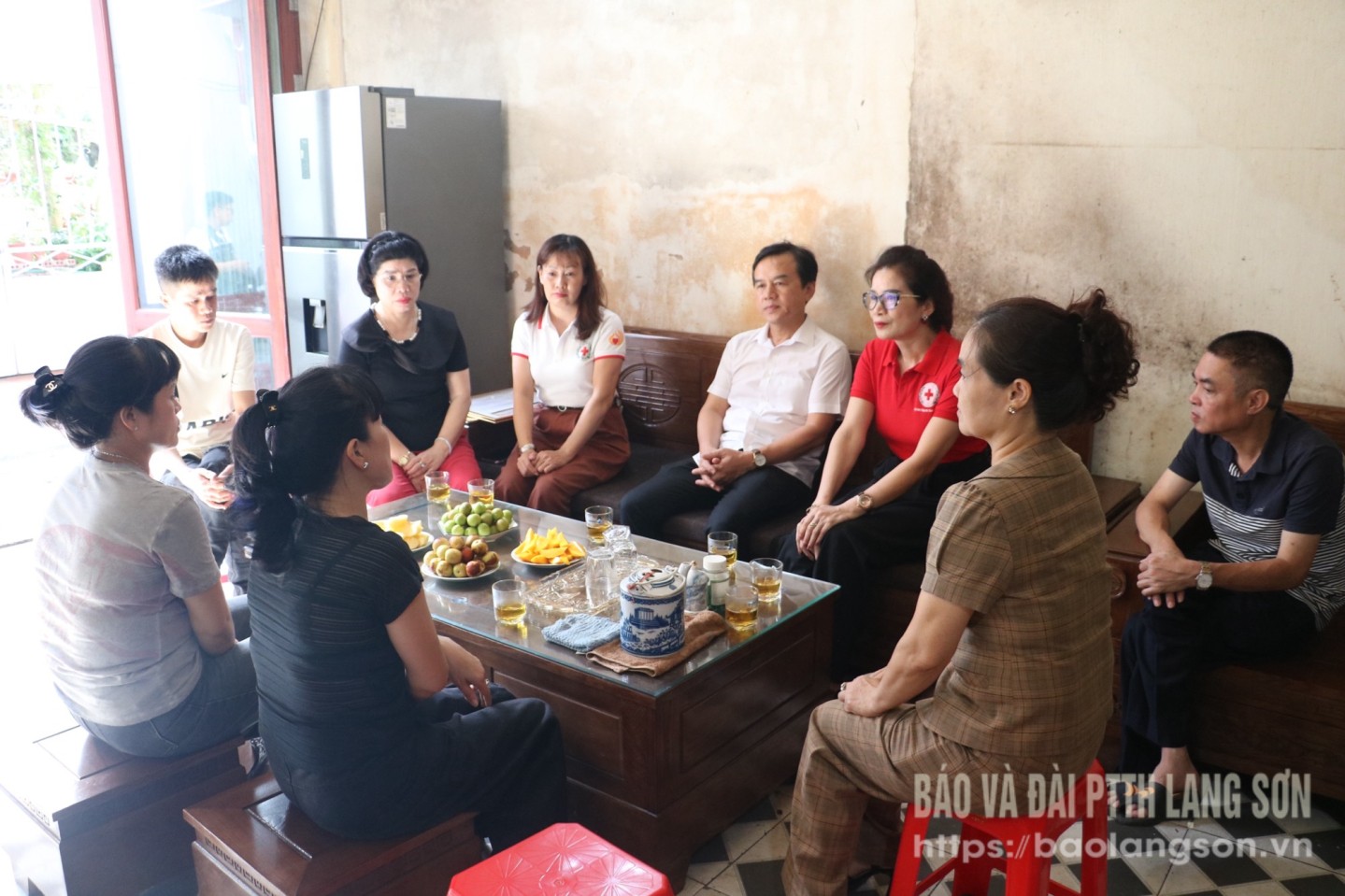 Les dirigeants de la Croix-Rouge provinciale et du ministère de la Santé ont rendu visite à la famille de M. Nong Tien Anh et l'ont encouragée.
