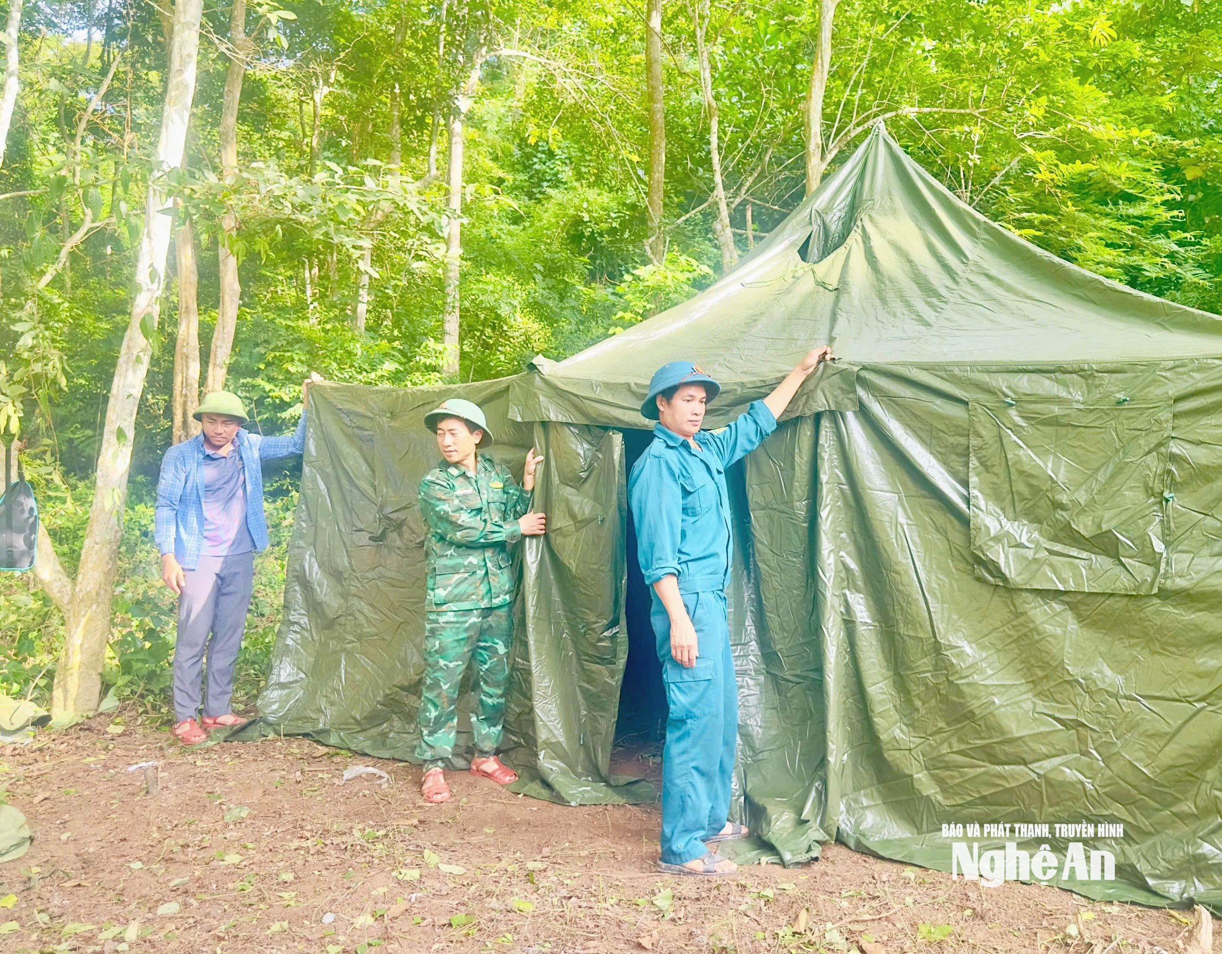 Làm nhà bạt để tạm ổn định chỗ ở cho các hộ dân bị trôi nhà sau lũ lụt ở xã Nhôn Mai (Nghệ An)