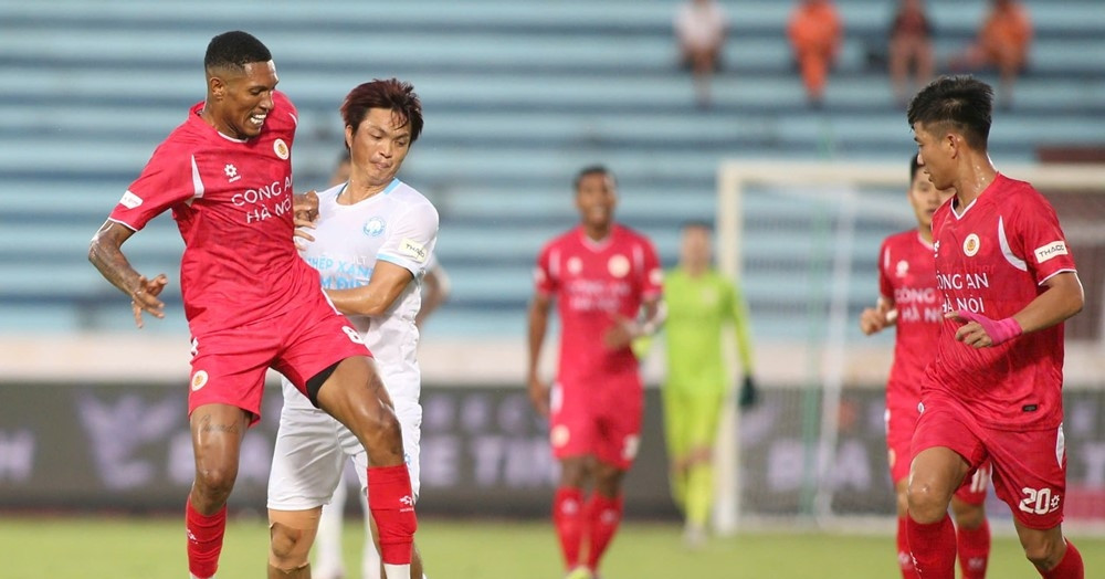 Quality foreign players flock to V-League: Gains and losses for domestic players