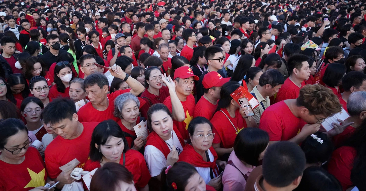 Tens of thousands of people wearing red flags with yellow stars flocked to My Dinh Stadium to attend the national concert.