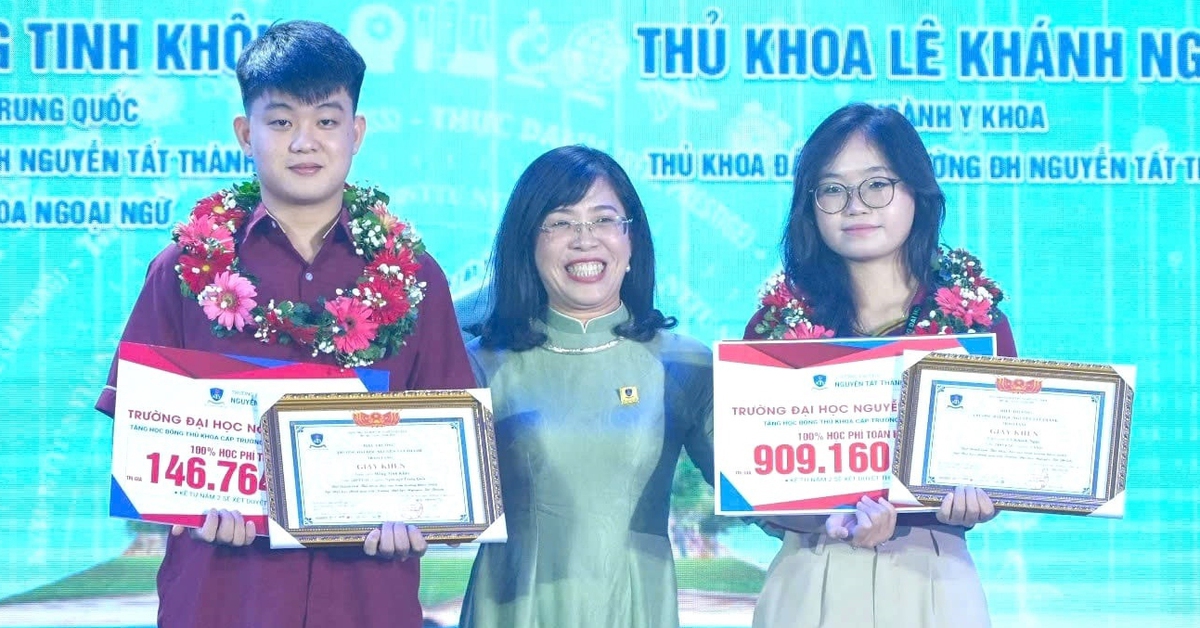 Tặng 50 suất học bổng Tiếp sức đến trường mừng Tuổi Trẻ 50 năm