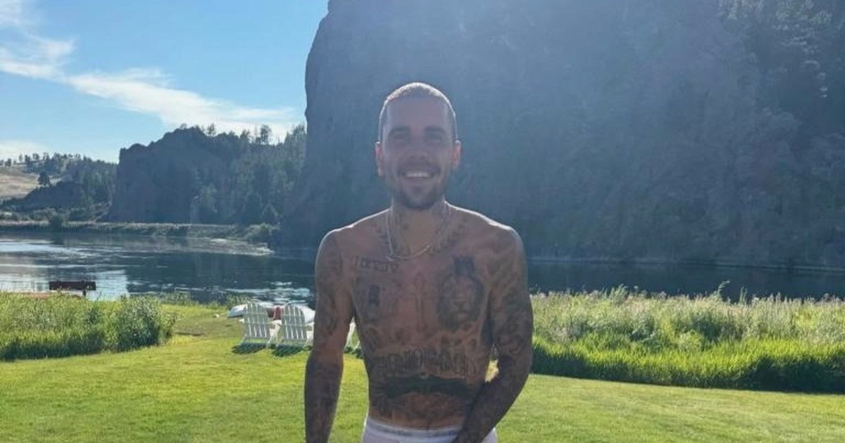 Justin Bieber បង្ហោះ​រូប​ខ្លួន​ស្លៀក​ឈុត​ក្នុង​រាង​ស្រឡូន មិត្ត​ភក្តិ​កាន់​តែ​ព្រួយ​បារម្ភ