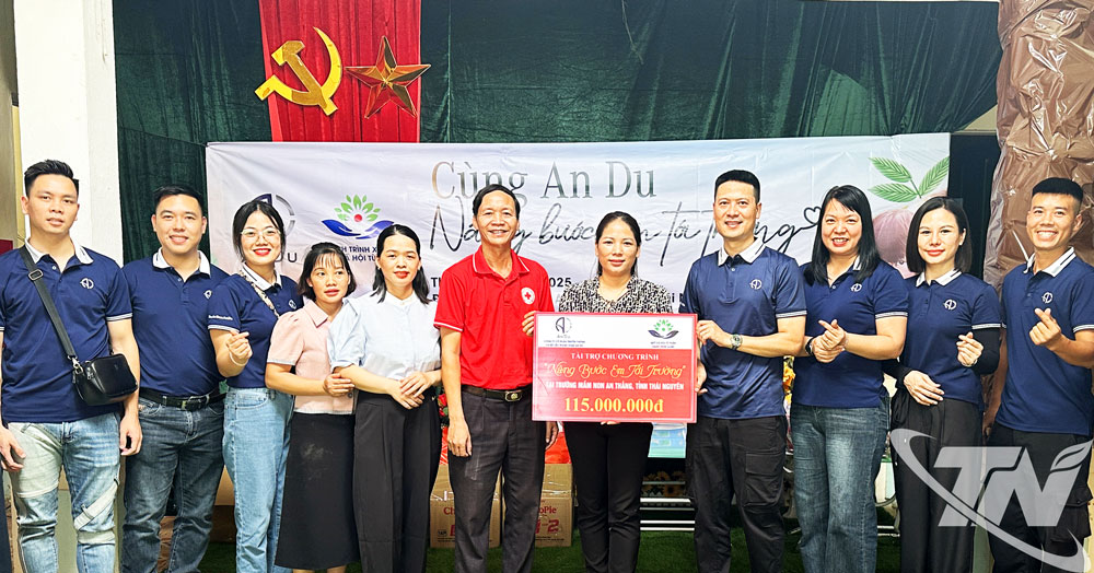 Tặng quà học sinh có hoàn cảnh khó khăn tại Điểm trường Mầm non An Thắng