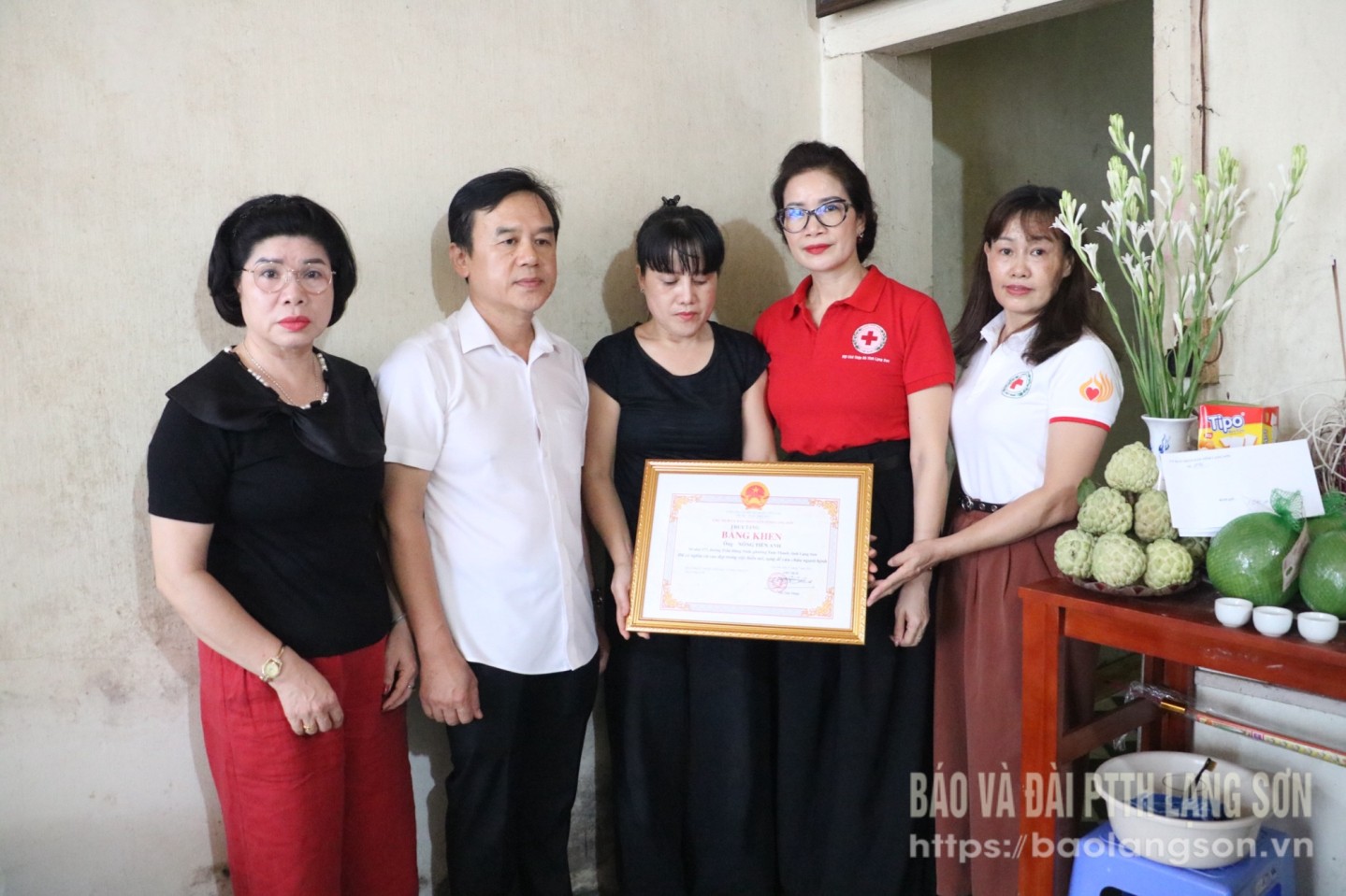 Autorisés par les dirigeants provinciaux, les dirigeants de la Croix-Rouge provinciale et du Département provincial de la santé ont décerné un certificat de mérite du président du Comité populaire provincial à la famille de M. Nong Tien Anh.
