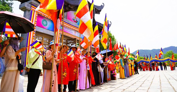 Hàng ngàn người đội nắng cung rước xá lợi Đức Phật về chùa Bái Đính