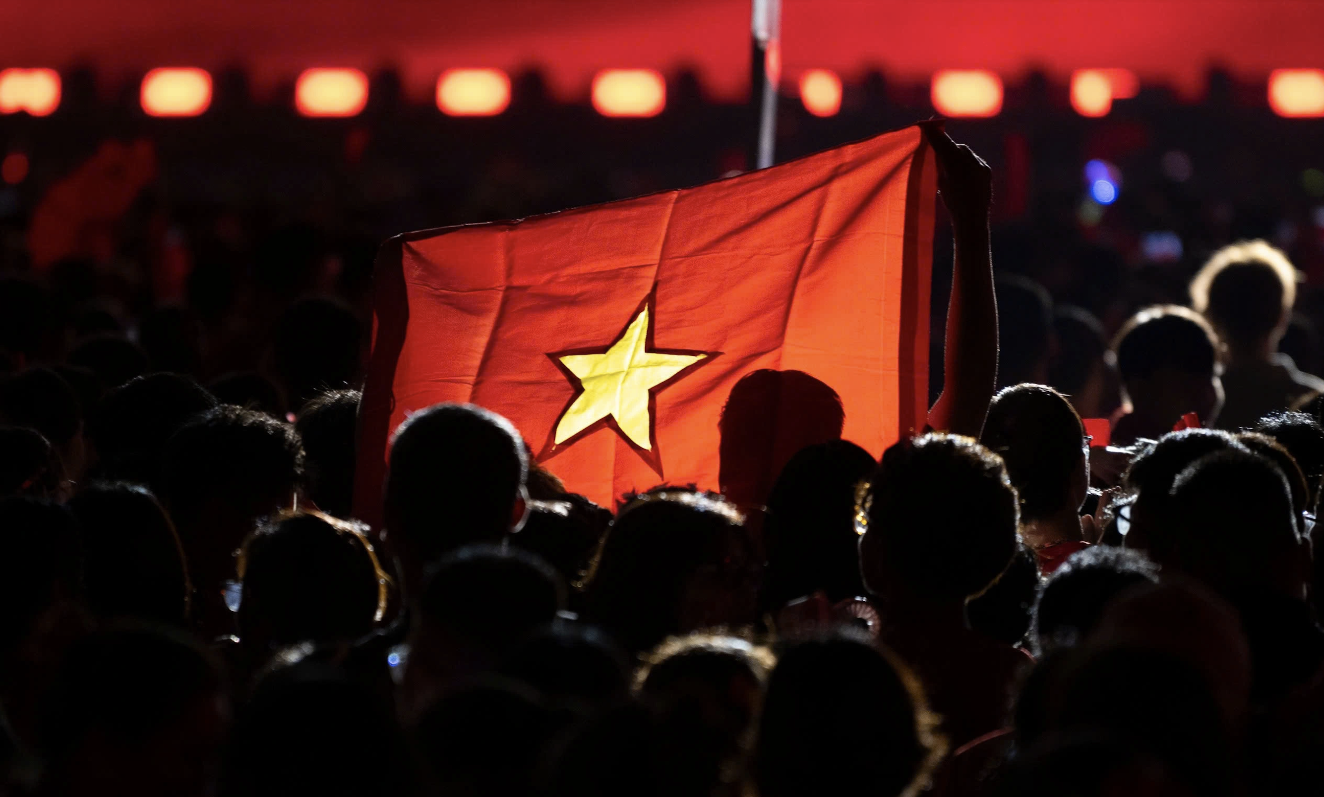 50 000 человек на национальном концерте исполнили песню «Tien Quan Ca», страна была переполнена радостью.