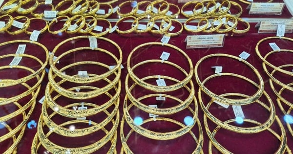 Đầu tuần, giá vàng giảm mạnh từ mức đỉnh lịch sử