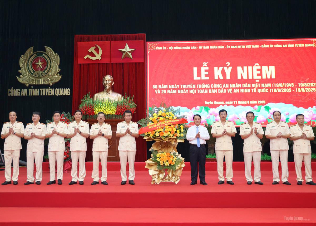Tuyen Quang Provincial Police affirms its pioneering role and contributions to the development of Tuyen Quang province.