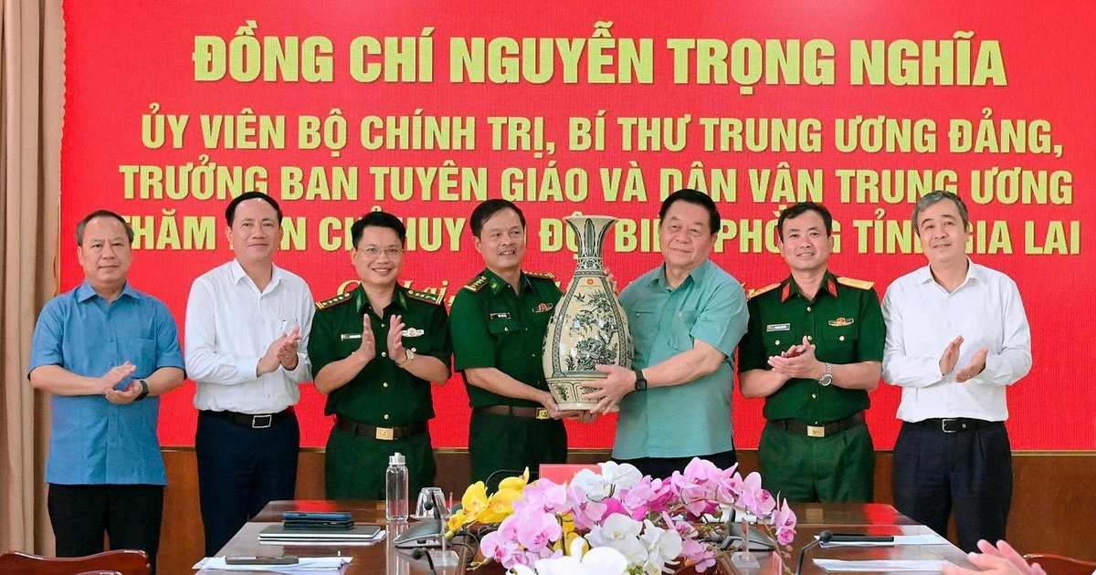 Trưởng Ban Tuyên giáo và Dân vận Trung ương Nguyễn Trọng Nghĩa làm việc với Ban Chỉ huy Bộ đội Biên phòng tỉnh Gia Lai