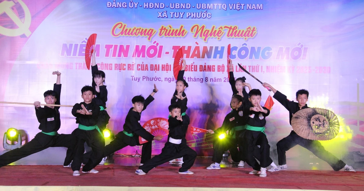 ទុយ ភឿក បានរៀបចំកម្មវិធីសិល្បៈមួយ ដើម្បីអបអរសាទរជោគជ័យនៃមហាសន្និបាតបក្សលើកទី១។
