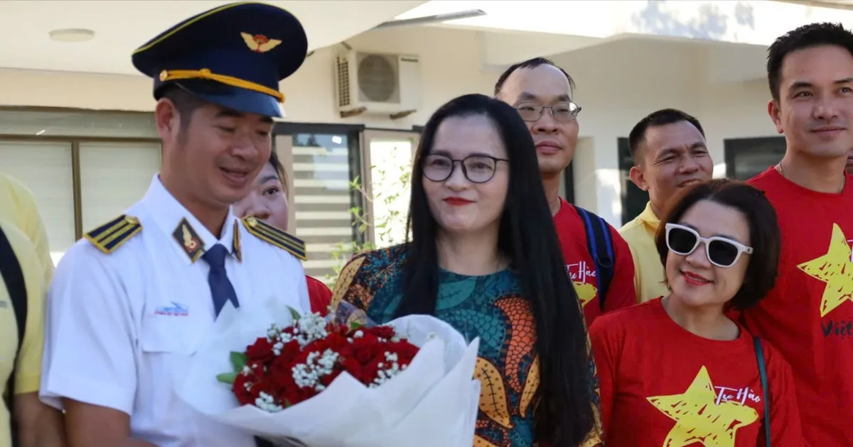 Du khách thích thú với đoàn tàu chất lượng cao Hà Nội - Đồng Hới