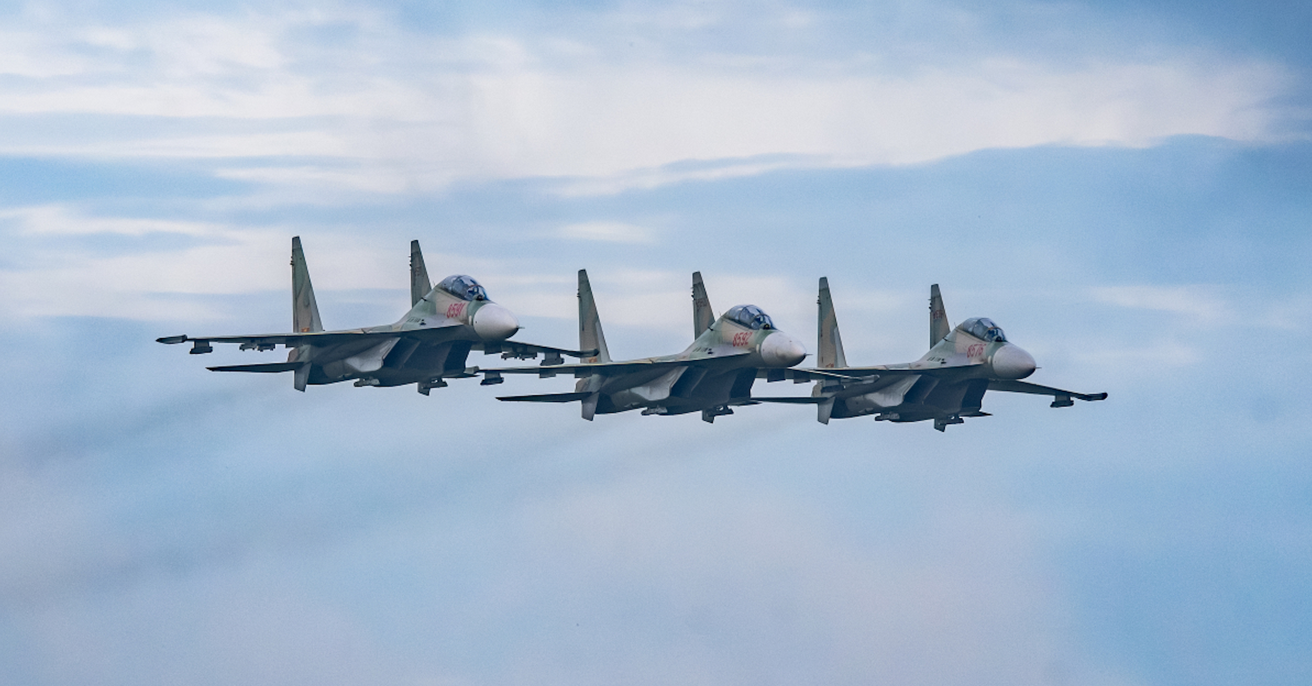 Phi đội 'hổ mang chúa' Su-30MK2 liên tục luyện tập, xé toạc bầu trời