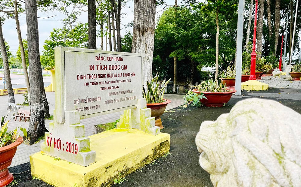 មែកធាង​បេតិកភណ្ឌ និង​ថ្ម​ចំណាស់​អាយុ​ជាង ២០០ ឆ្នាំ​នៅ​តំបន់ Thoai Son