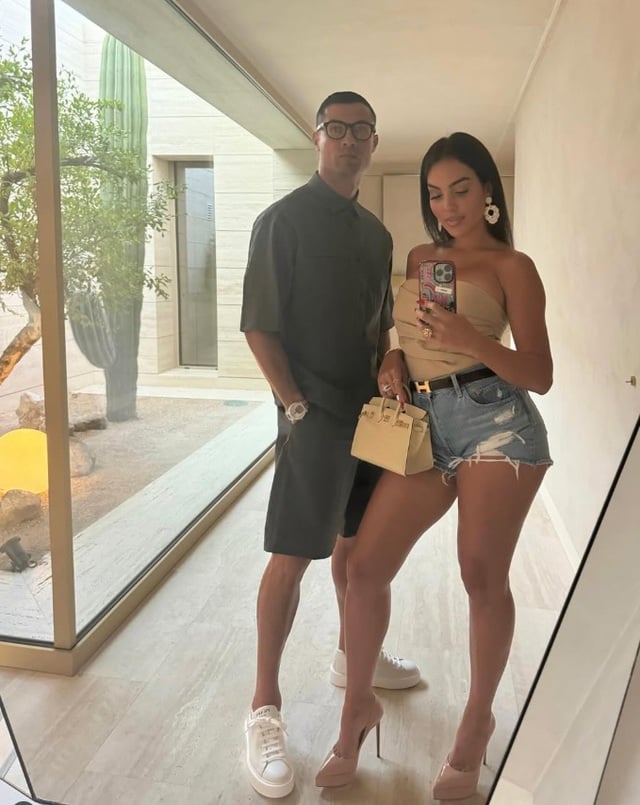 Ronaldo cầu hôn Georgina bằng nhẫn kim cương ‘khổng lồ’, chương mới cho chuyện tình 10 năm- Ảnh 3.