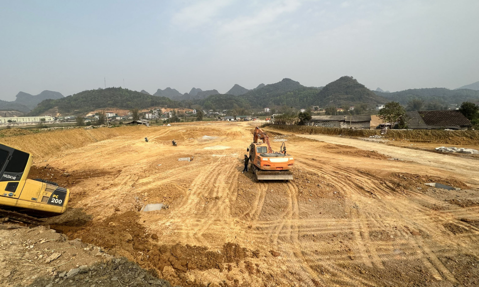 Trà Lĩnh giải ngân gần 26 tỷ đồng kinh phí bồi thường giai đoạn 1 dự án Hạ tầng cửa khẩu - Báo Cao Bằng điện tử
