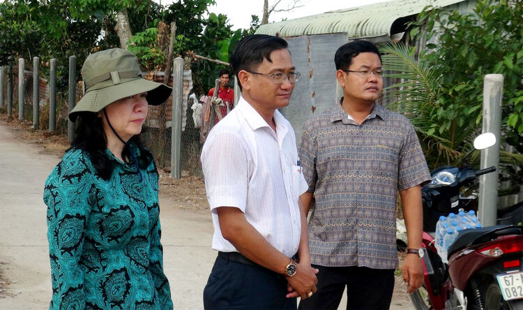Leaders of O Lam commune inspect traffic and irrigation works