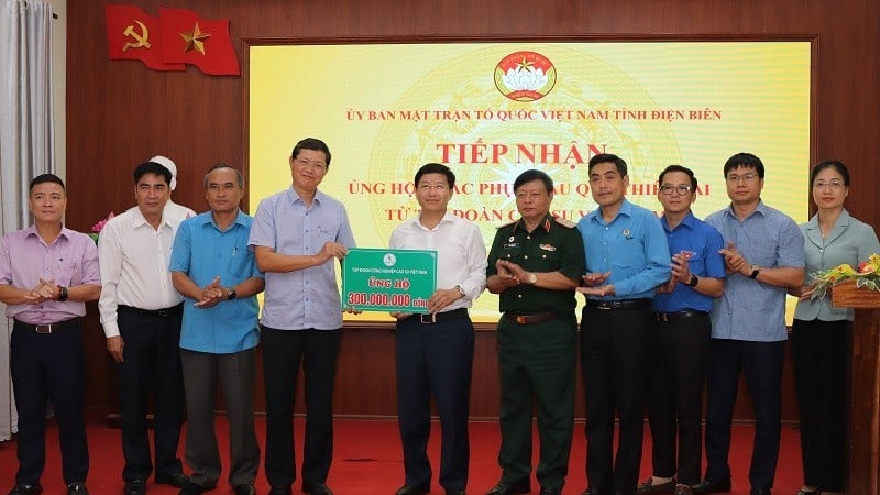 Führungskräfte der Vietnam Rubber Industry Group spendeten Geld, um Dien Bien bei der Bewältigung der Folgen von Naturkatastrophen in Sturzflutgebieten zu unterstützen.