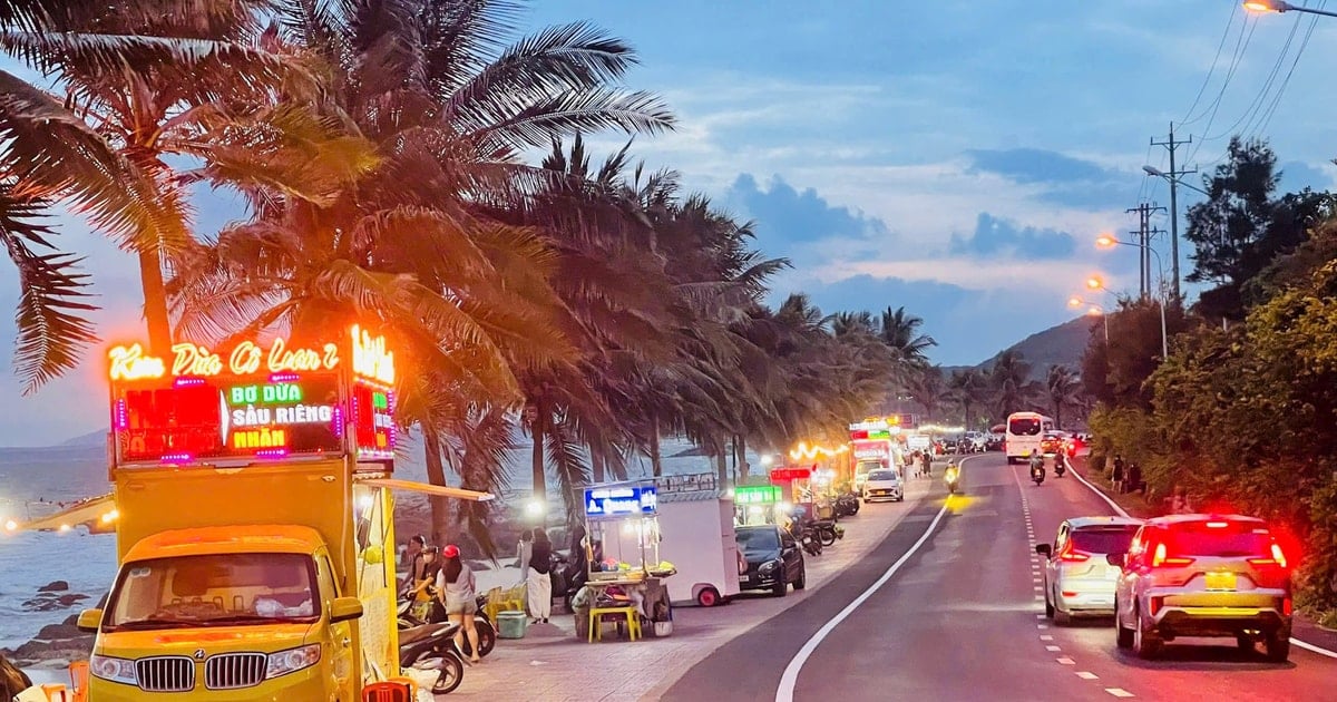 Ngắm con đường sắc màu ở bãi Đá Ông Địa