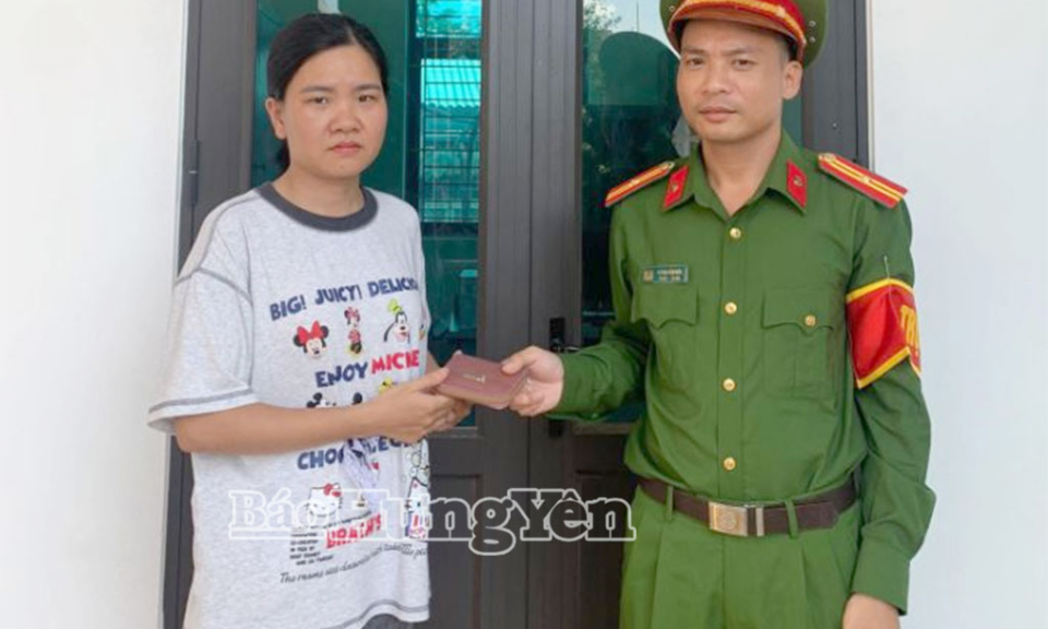 Xã Hồng Quang: Người phụ nữ nhặt được ví, mang đến công an giao nộp để trả lại người đánh mất