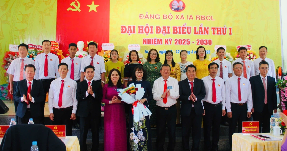 Comrade Doan Thi Thuy was appointed to hold the position of Secretary of the Party Committee of Ia Rbol commune.