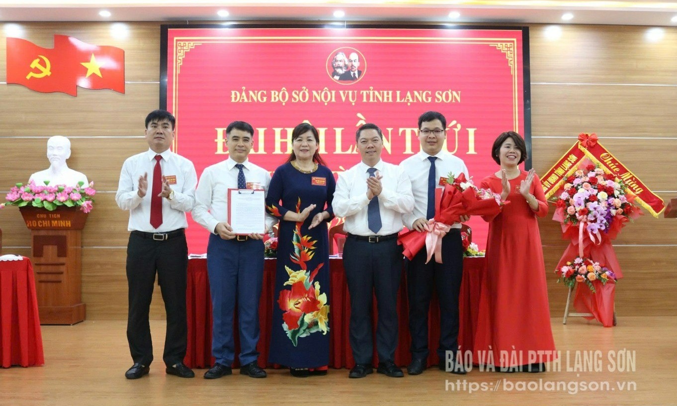 Đồng chí Đoàn Thanh Sơn, Tỉnh ủy viên, Phó Chủ tịch UBND tỉnh tặng hoa chúc mừng Ban Chấp hành Đảng bộ Sở Nội vụ nhiệm kỳ 2025-2030