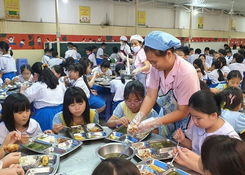 Năm học 2025-2026: Hà Nội hỗ trợ bữa ăn bán trú cho học sinh tiểu học