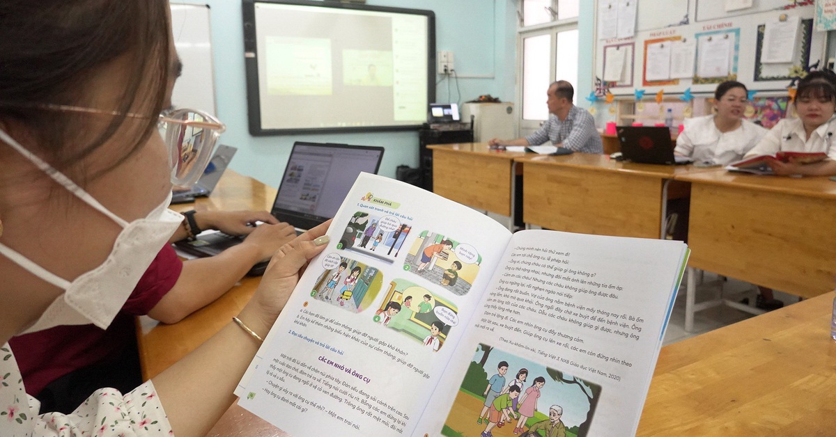 Năm học 2025-2026 vẫn dùng sách giáo khoa cũ, từ năm sau học sách chỉnh sửa