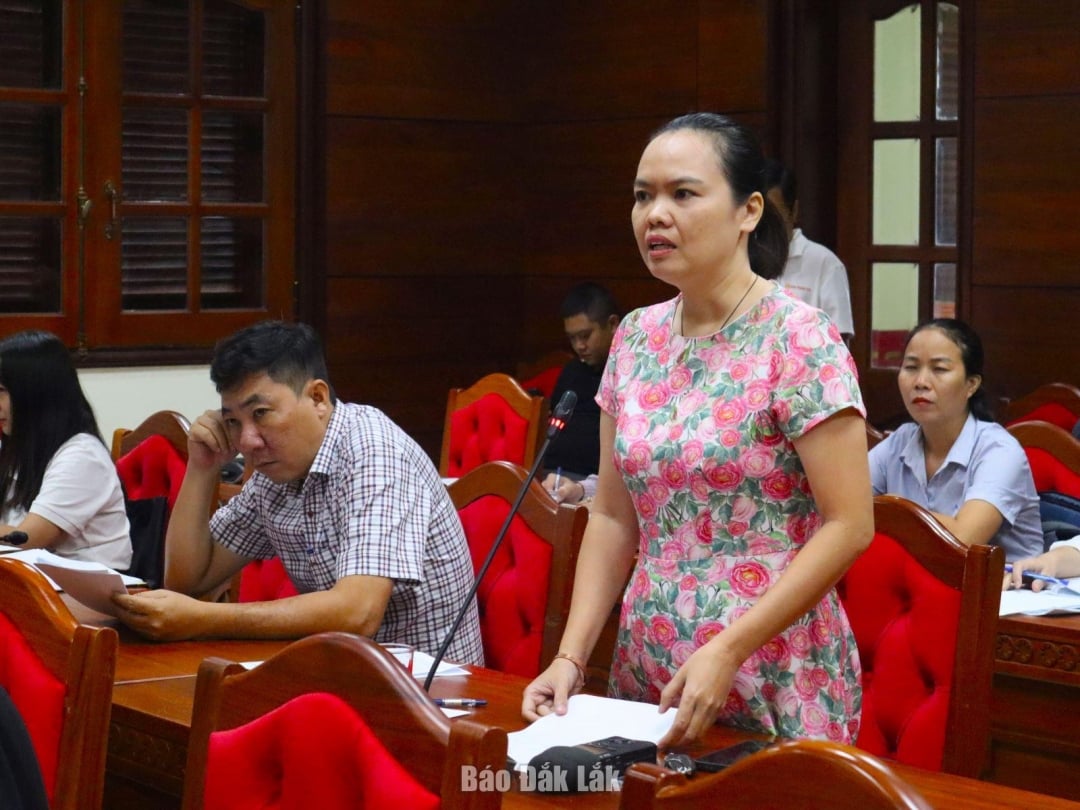 Un giornalista dell'ufficio regionale degli Altipiani Centrali di Voice of Vietnam ha posto una domanda durante la conferenza stampa.