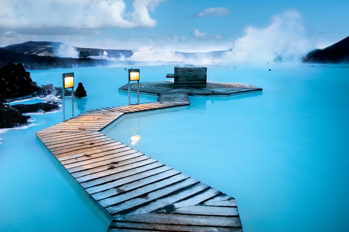 Tắm suối khoáng xanh Blue Lagoon: Trải nghiệm độc đáo tại xứ sở băng và lửa