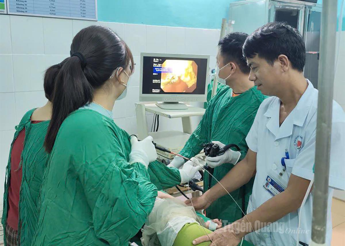Bé gái 27 tháng tuổi nuốt phải dây chuyền được kịp thời cứu chữa khỏi nguy hiểm
