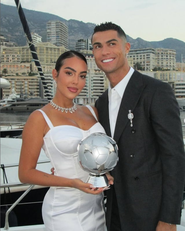 Ronaldo cầu hôn Georgina bằng nhẫn kim cương ‘khổng lồ’, chương mới cho chuyện tình 10 năm- Ảnh 2.