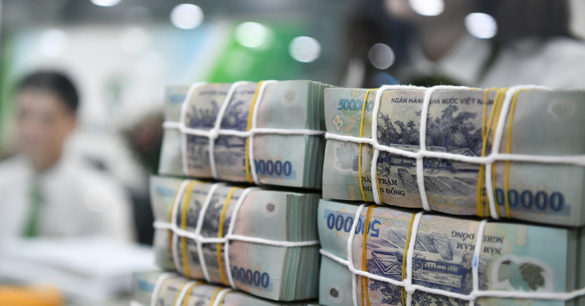 Bất động sản, chứng khoán hút vốn ‘khủng’ từ ngân hàng có đáng lo ngại?