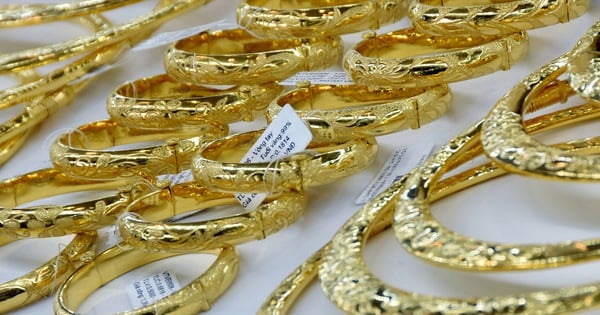 Gold ring price drops sharply, SJC gold bars hit record high compared to world price