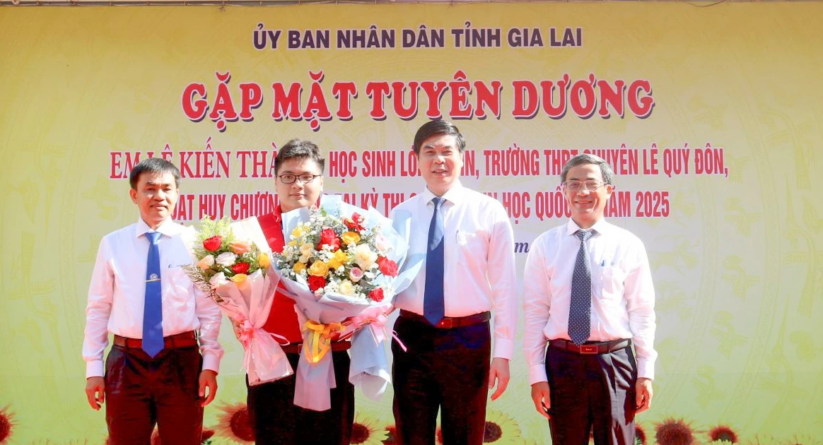 Gia Lai thưởng 100 triệu đồng cho học sinh đạt Huy chương Vàng tại kỳ thi Olympic Tin học quốc tế