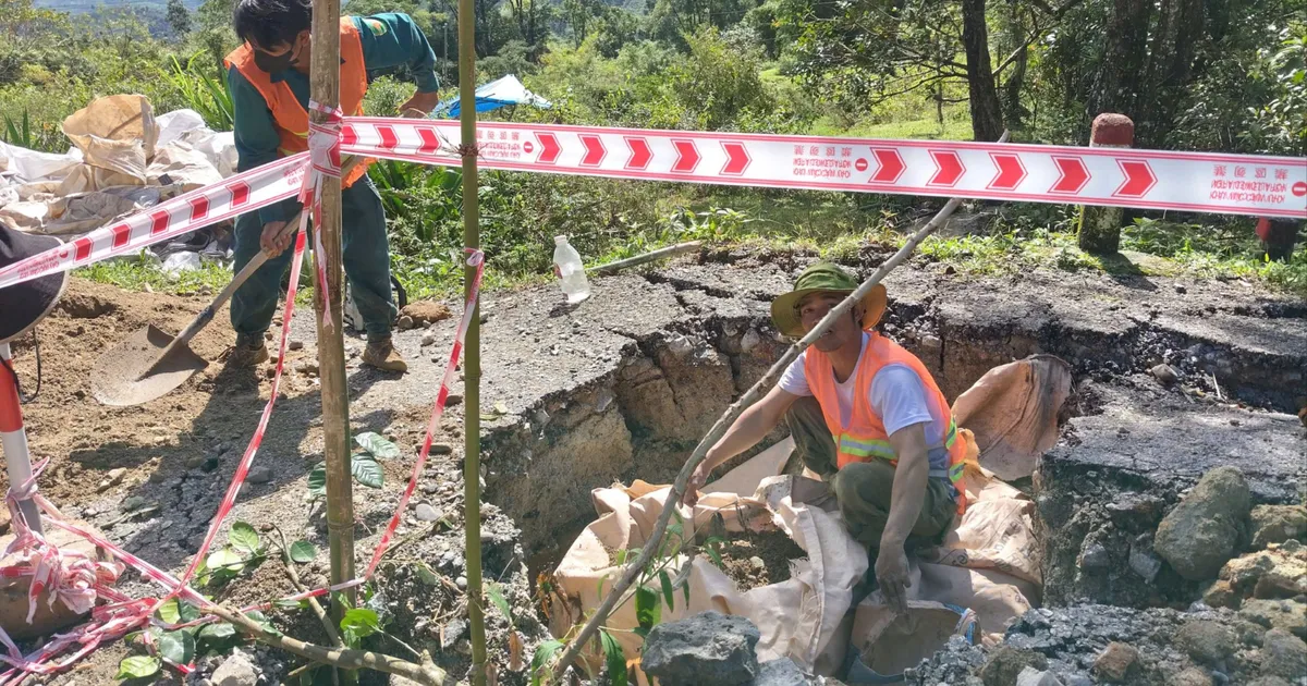 Quảng Ngãi: Sớm khắc phục hư hỏng tuyến đường huyết mạch sau mưa bão
