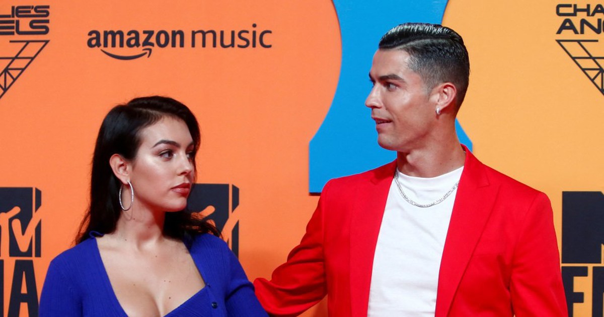 Ronaldo và bạn gái lâu năm đính hôn