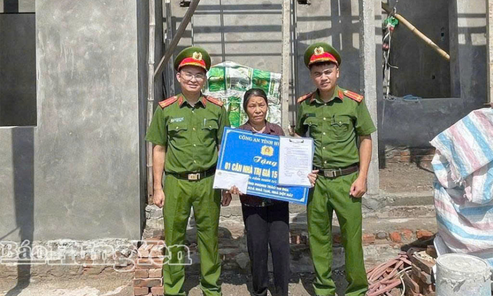 ប៉ូលិសខេត្ត Hung Yen បានឧបត្ថម្ភថវិកាចំនួន 100 លានដុង ដើម្បីសាងសង់ផ្ទះជូនគ្រួសារដែលមានស្ថានភាពលំបាកនៅក្នុងឃុំ Xuan Truc។