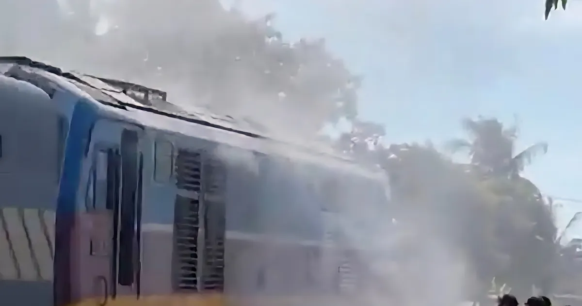 Đầu máy tàu SE4 bốc khói tại ga Truồi, không gây thiệt hại