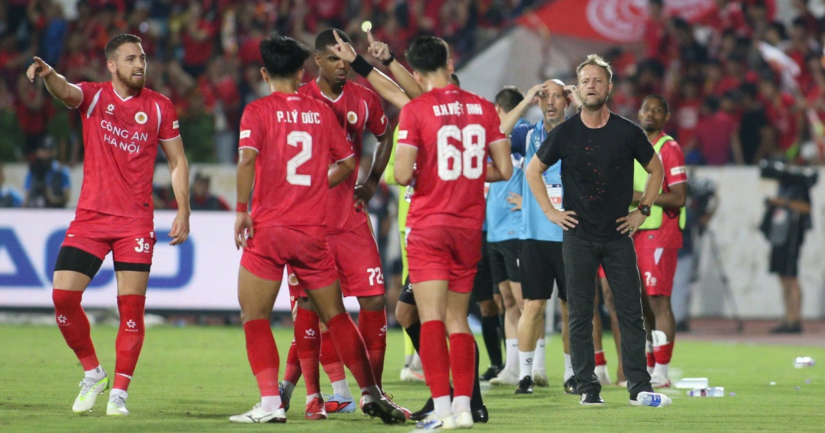 폴킹 코치는 매우 재능이 뛰어나서 CAHN 클럽이 매력적인 축구를 펼칠 수 있도록 돕고 있습니다!