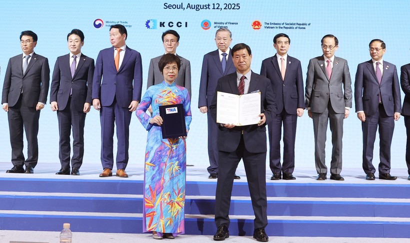 General Secretary To Lam and Korean Prime Minister witness the signing ceremony of the cooperation agreement.