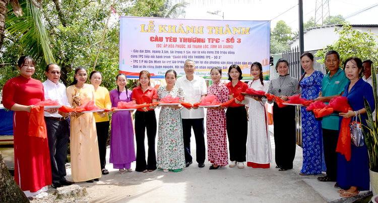Inauguración del puente en la comuna de Thanh Loc