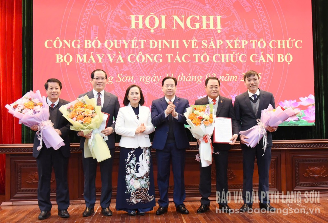 Đồng chí Hoàng Văn Nghiệm, Bí thư Tỉnh ủy, Trưởng Đoàn đại biểu Quốc hội tỉnh và đồng chí Đoàn Thị Hậu, Phó Bí thư Thường trực Tỉnh ủy, Chủ tịch HĐND tỉnh trao quyết định và tặng hoa chúc mừng lãnh đạo Đảng ủy UBND tỉnh - Ảnh: ĐÌNH QUANG 
