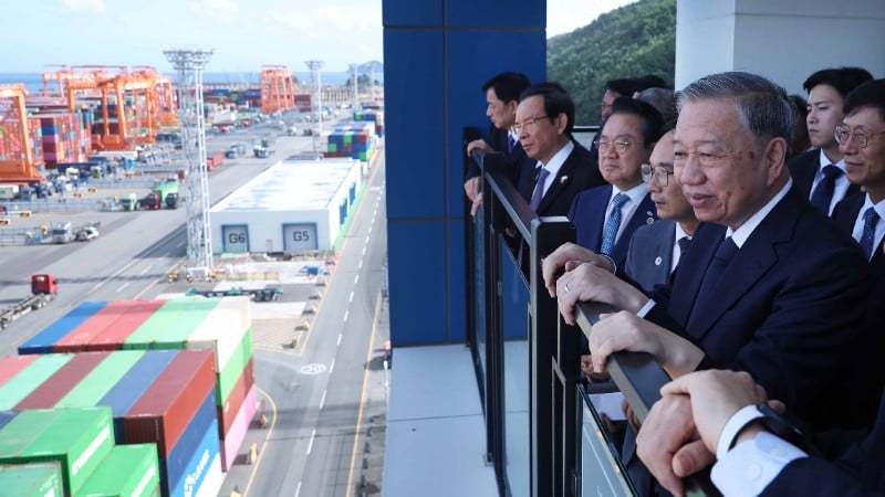 General Secretary To Lam visits Busan Port (South Korea)