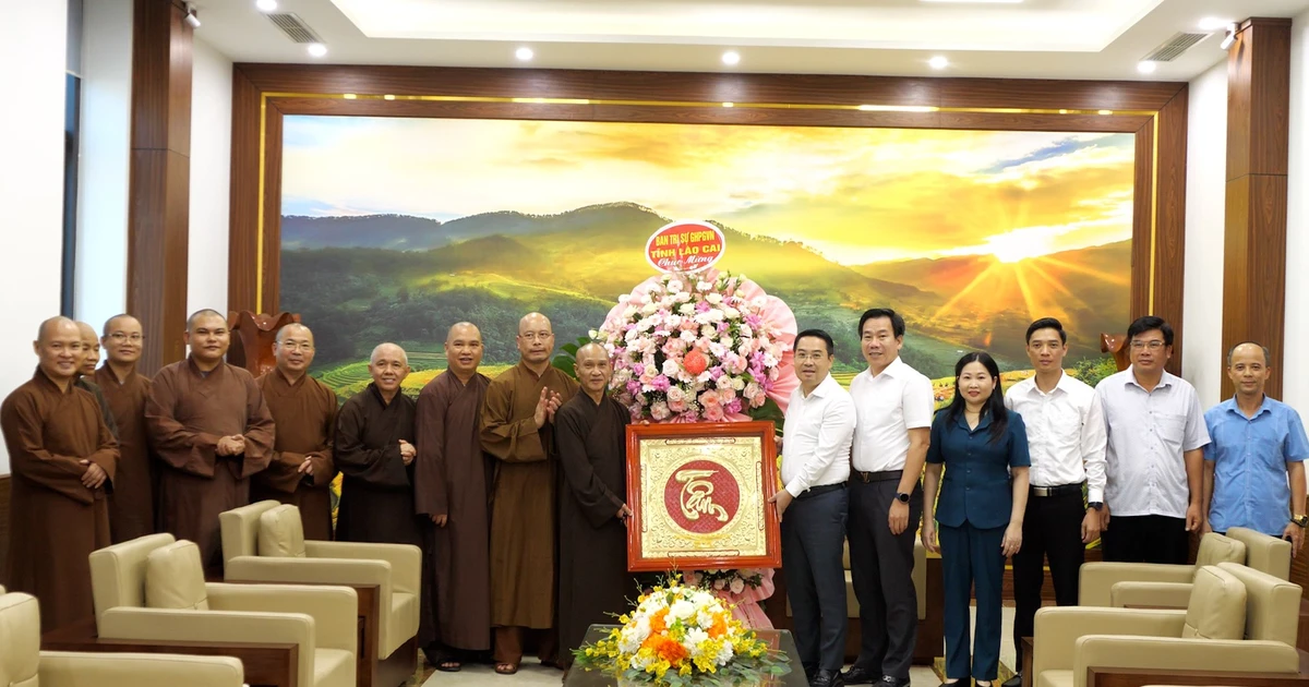 គណៈកម្មាធិការប្រតិបត្តិនៃគណៈសង្ឃព្រះពុទ្ធសាសនាវៀតណាមនៃខេត្ត Lao Cai បានទៅទស្សនា និងអបអរសាទរខេត្តបន្ទាប់ពីការច្របាច់បញ្ចូលគ្នា។