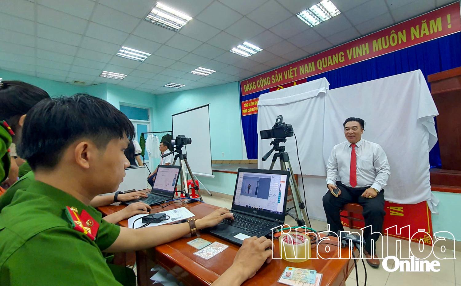 Cán bộ Phòng Cảnh sát quản lý hành chính về trật tự xã hội, Công an tỉnh thực hiện thủ tục thu nhận hồ sơ hồ sơ đổi thẻ đảng viên.